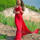 Piros ruha lány
