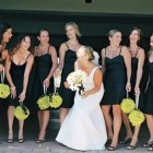Fekete köpeny ruha esküvőre