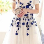 Fehér ruha kék virágok